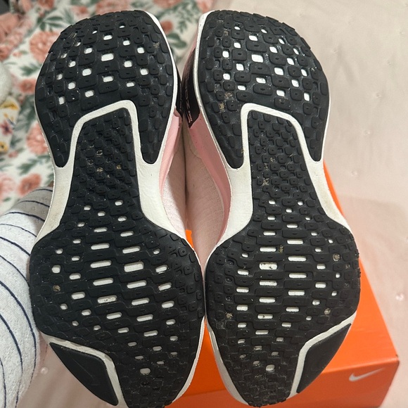 Nike Zoomx Invincible Run 3 Women's White and Pink running Shoes - Picture 7 of 7